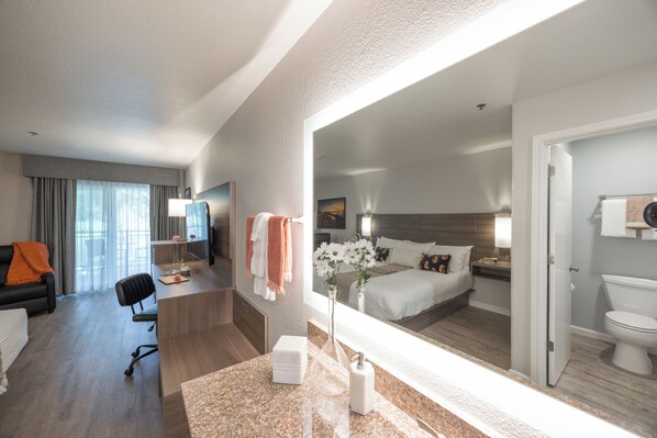 淋浴/浴缸二合一、免費盥洗用品、吹風機、毛巾