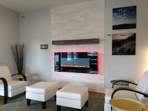 Lobby sitting area - Lewis River Inn (Woodland)
