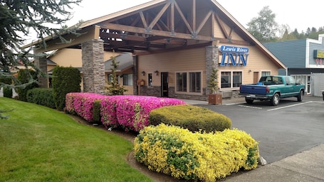 Exterior. Lewis River Inn