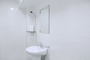 Ducha, artículos de tocador gratuitos, secador de pelo, pantuflas