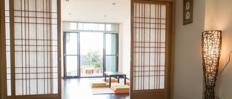 Habitación cuádruple | Escritorio, insonorización, wifi gratis y ropa de cama