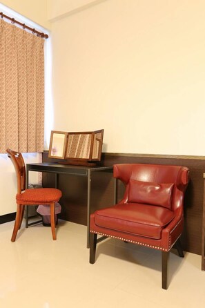 Habitación cuádruple Deluxe | Escritorio, insonorización, wifi gratis y ropa de cama 