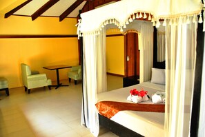 グランド ヴィラ | セーフティボックス (室内)、デスク、ベッドシーツ