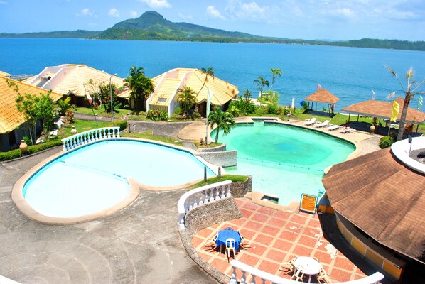Outdoor pool, sun loungers - Leyte Park Hotel (Tacloban)
