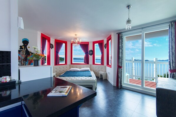 Standard Room, Sea View | Living room