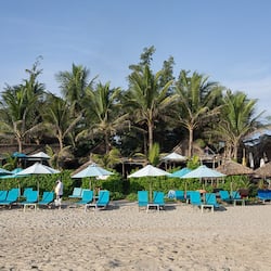 Playa privada en los alrededores, playa de arena blanca y sombrillas