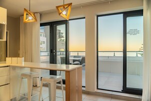 Premium bedding, in-room safe, free WiFi, bed sheets