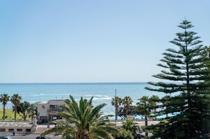 Premium bedding, in-room safe, free WiFi, bed sheets