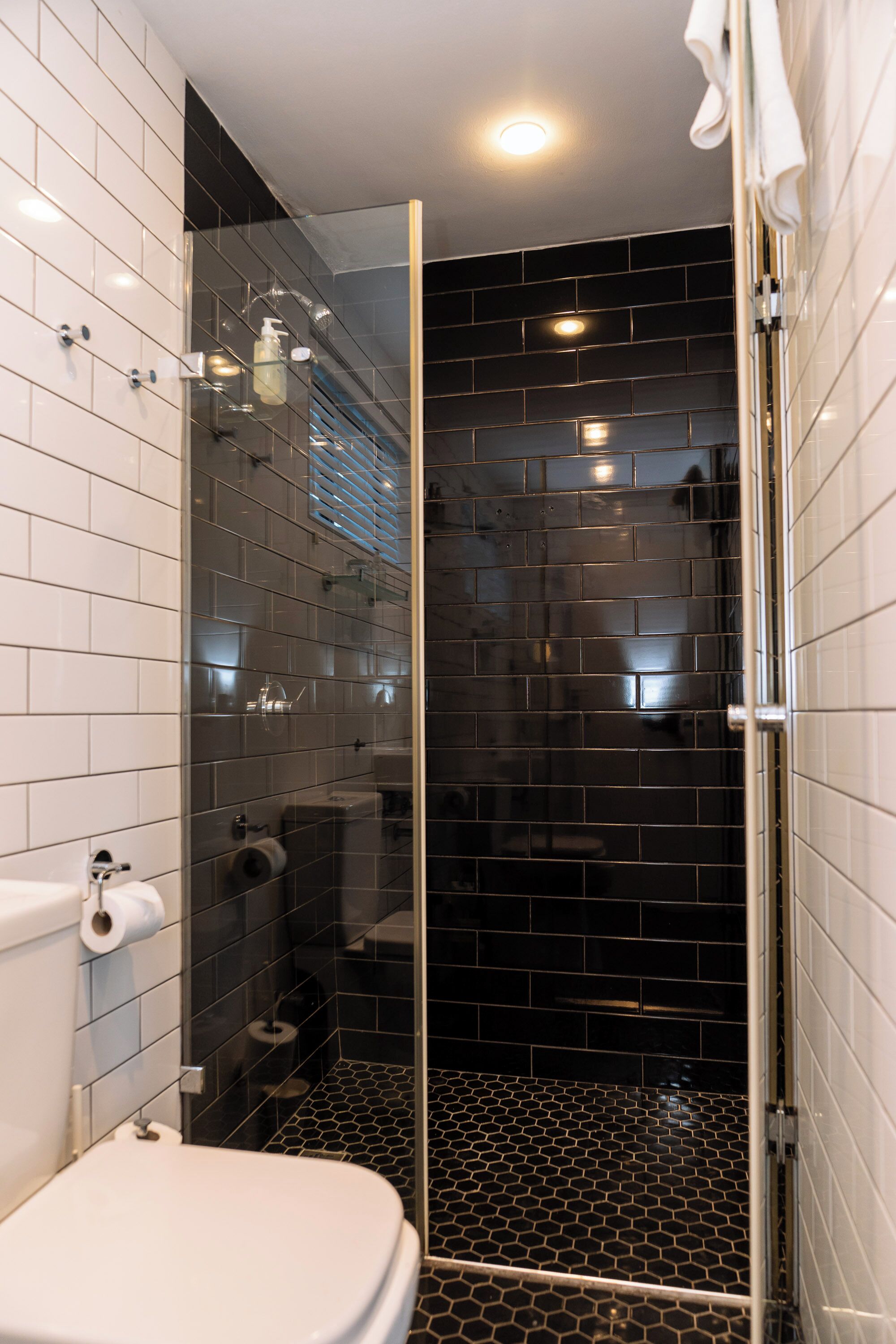 Ein Badezimmer mit Duschkabine, Toilette und Waschbecken.