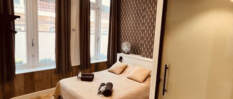 Down duvets, individually decorated, soundproofing, free WiFi