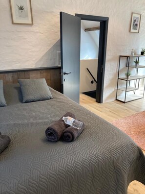 Cubrecamas, decoración personalizada y sistema de insonorización 