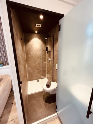 Secador de pelo, toallas, jabón, shampoo