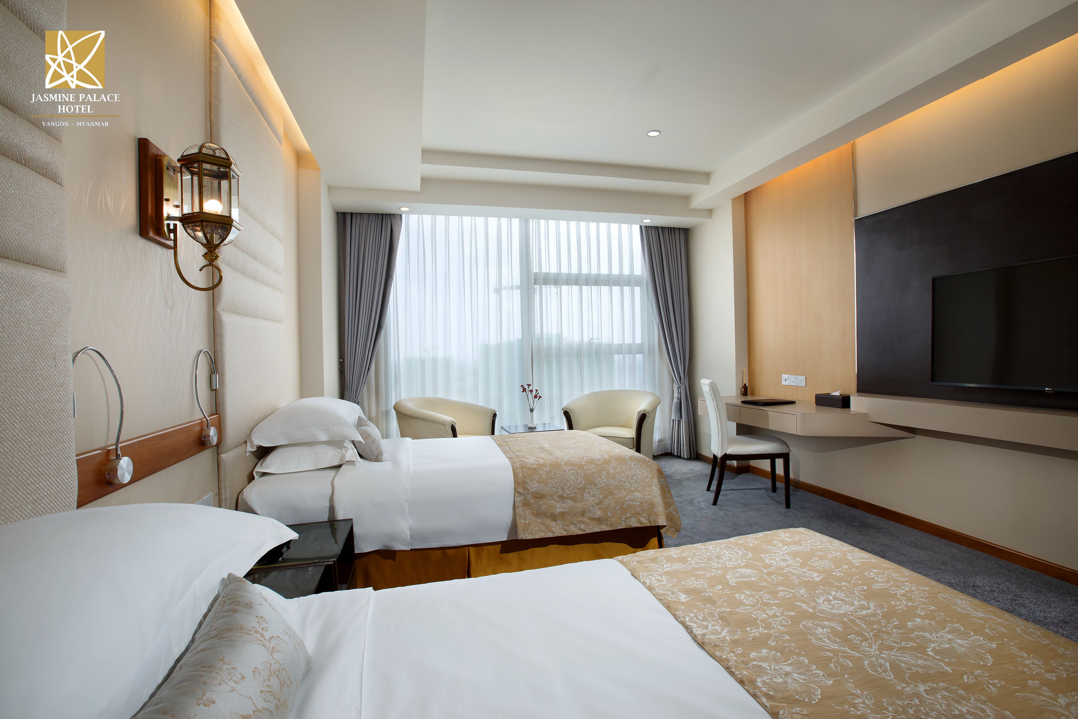 deluxe twin room | free minibar, in-room safe, desk, blackout curtains