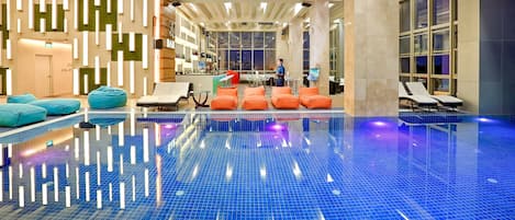 Una piscina cubierta, sombrillas