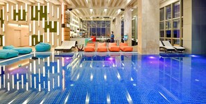 Alberca techada y sombrillas en la alberca 