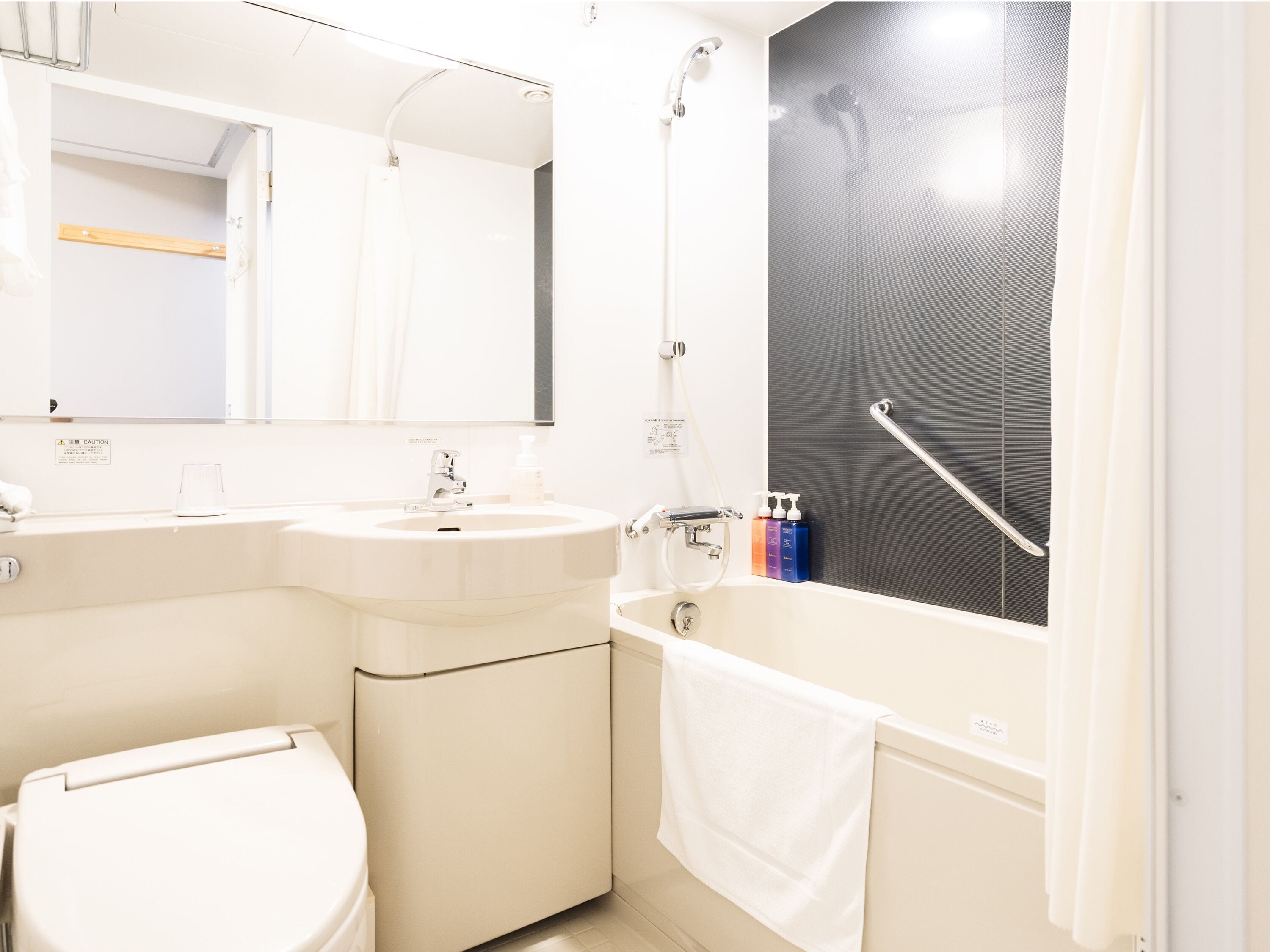 combined shower/bathtub, deep-soaking bathtub, free toiletries