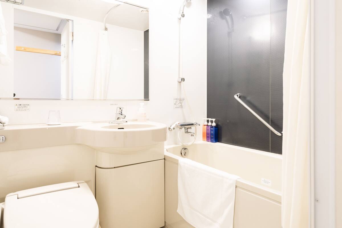 combined shower/bathtub, deep-soaking bathtub, free toiletries