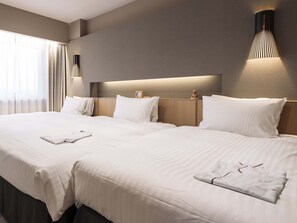 Cubrecamas, escritorio y cortinas blackout 
