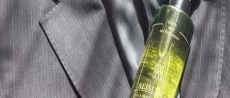 Una botella de producto capilar Seishi sobre una superficie de tela gris.