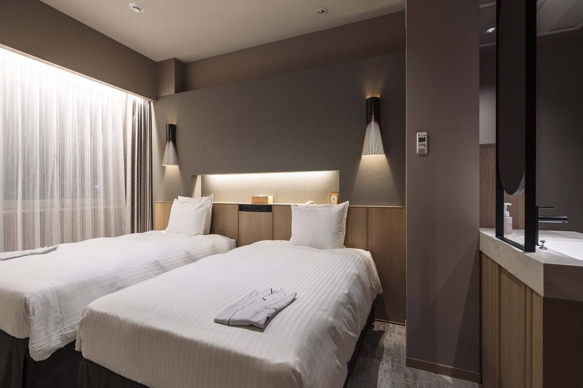 combined shower/bathtub, deep-soaking bathtub, free toiletries