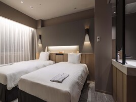 Combined shower/tub, deep soaking tub, free toiletries, hair dryer