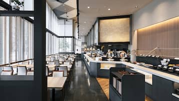 供應早餐、午餐及晚餐