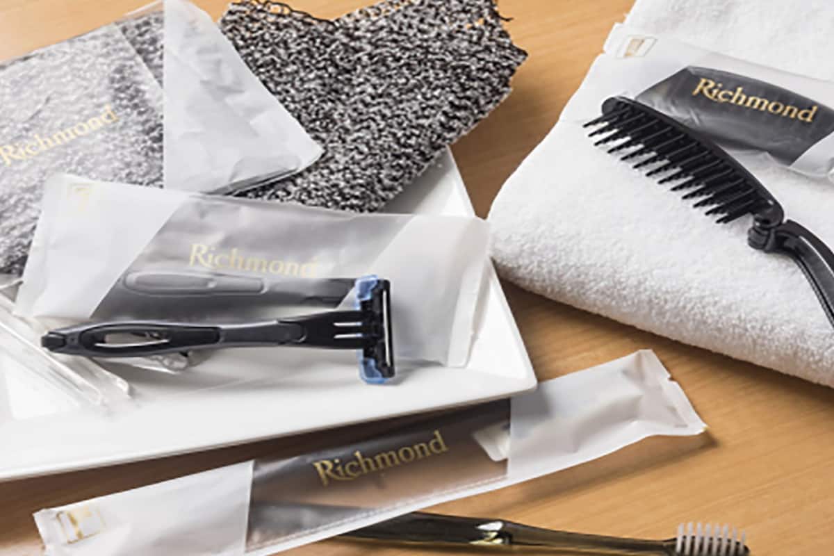 combined shower/bathtub, deep-soaking bathtub, free toiletries