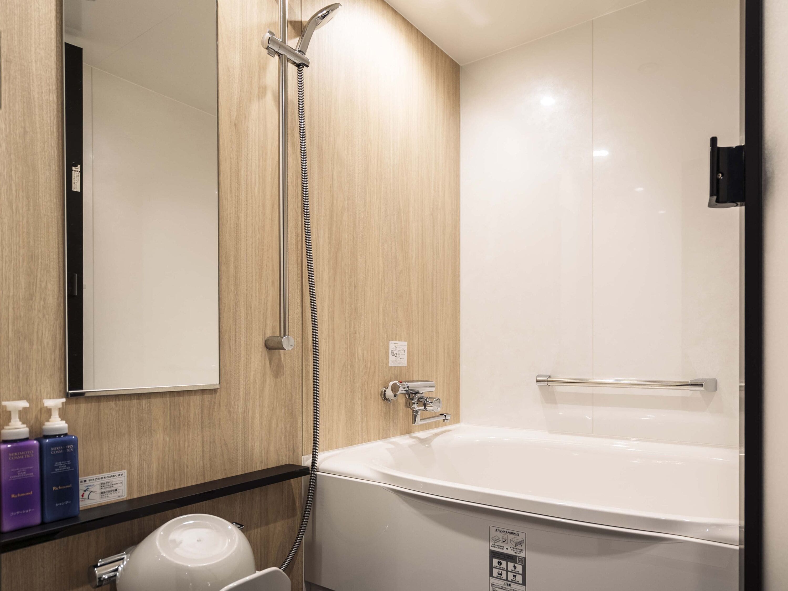 combined shower/bathtub, deep-soaking bathtub, free toiletries