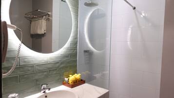 Grand Deluxe Room | Kamar mandi | Shower, perlengkapan mandi gratis, sandal, dan handuk