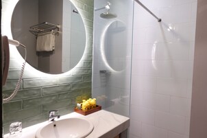 Ducha, artículos de tocador gratuitos, pantuflas, toallas