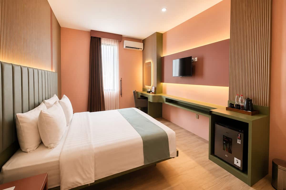 Chambre majestueuse (Deluxe) | Literie de qualité, coffre-fort, bureau, rideaux d’obscurcissement