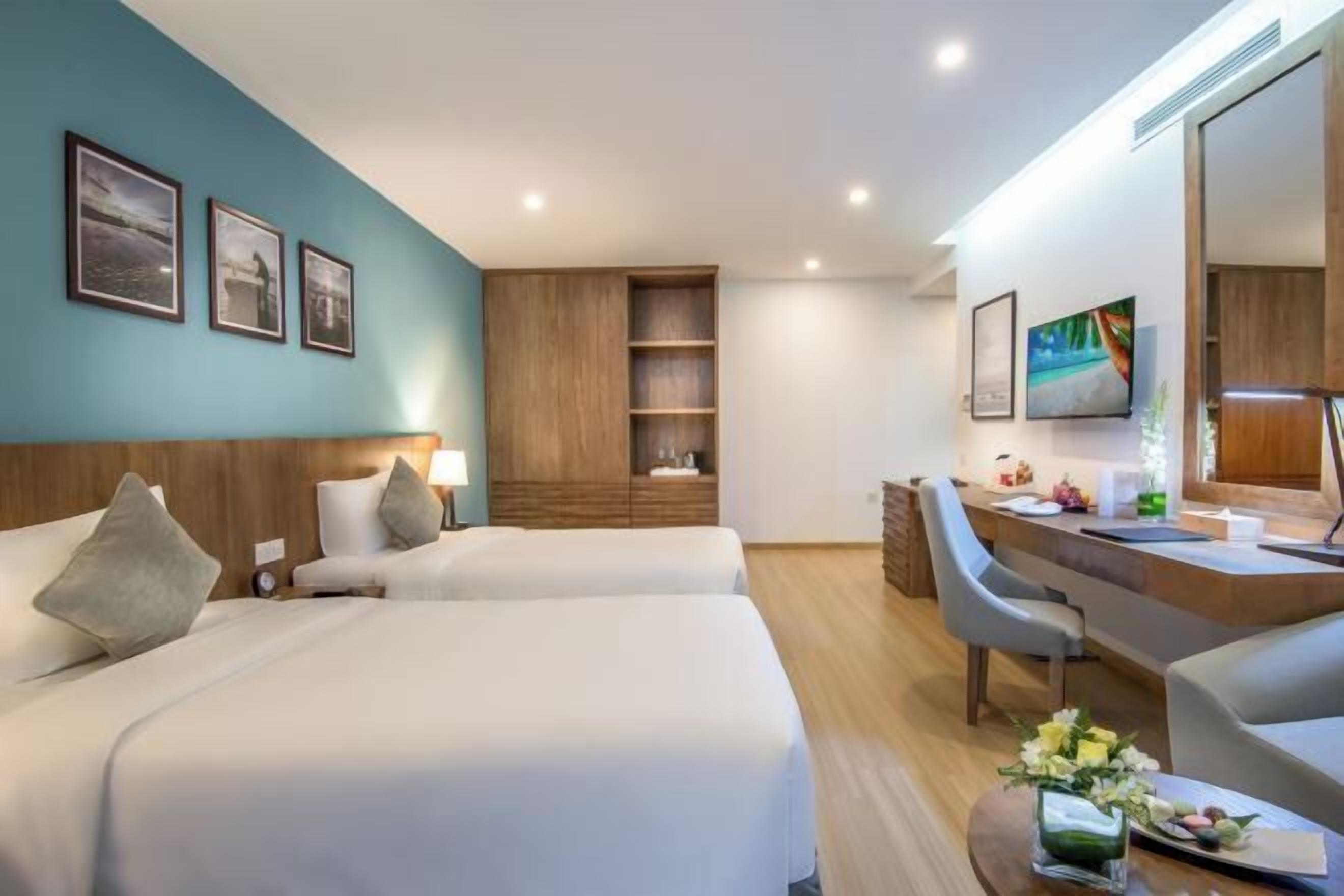 Minibaari, tallelokero huoneessa, työpöytä, silitysrauta/-lauta