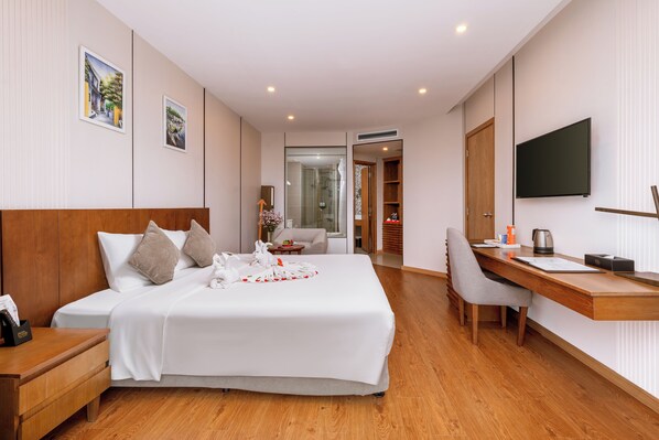 Suite – executive | Minibar, safe på rommet, skrivebord og lydisolert