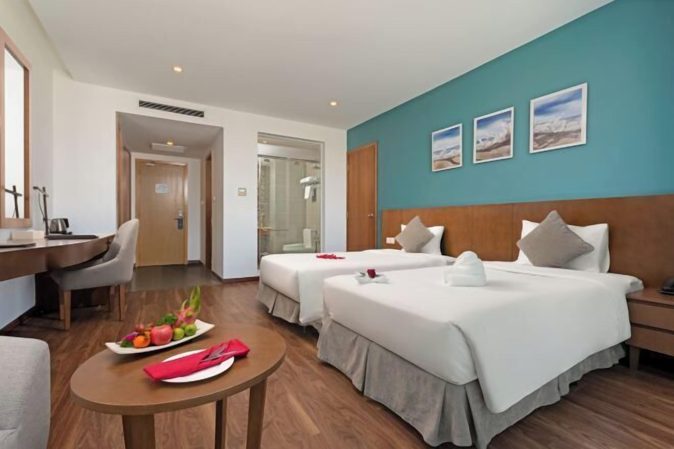 Minibaari, tallelokero huoneessa, työpöytä, silitysrauta/-lauta