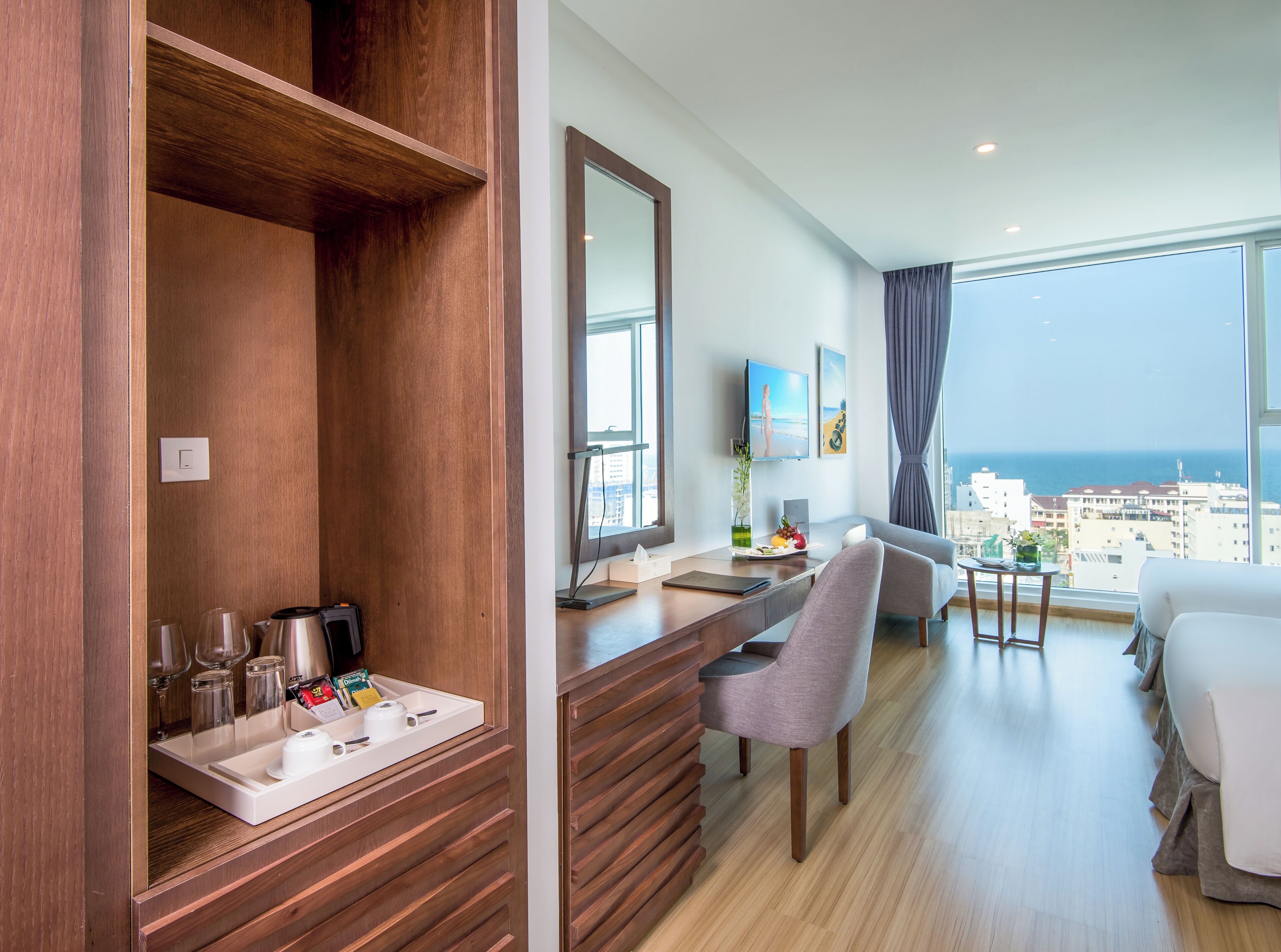 deluxe room - sea view or city view | 1 bedroom, minibar, in-room safe, desk
