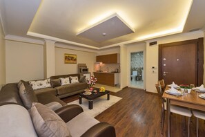 Apartamento Deluxe, bañera de hidromasaje | Sala de estar | Televisión LCD de 32 pulgadas con canales por satélite, una televisión