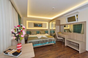 Apartamento Deluxe, bañera de hidromasaje | Ropa de cama de alta calidad, minibar, caja fuerte