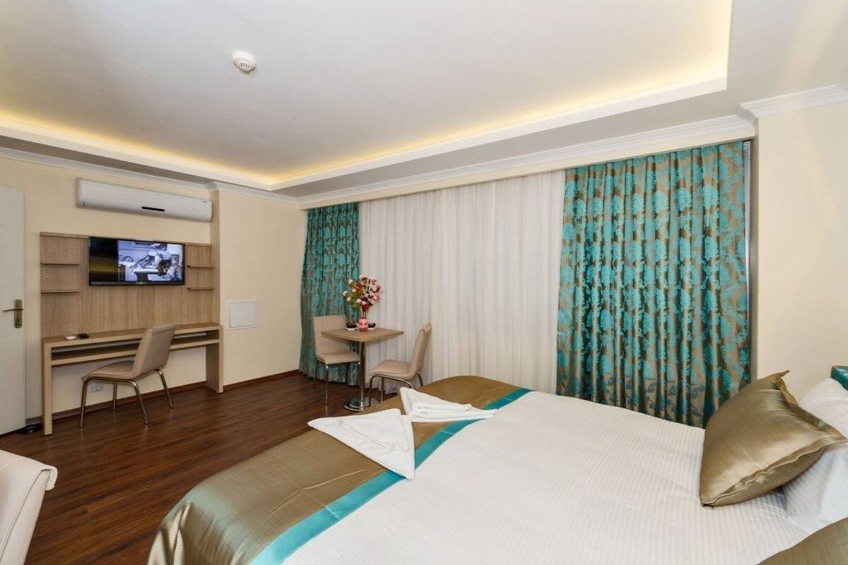 Apartemen Deluks, jet tub | Seprai premium, minibar, brankas, dan kedap suara
