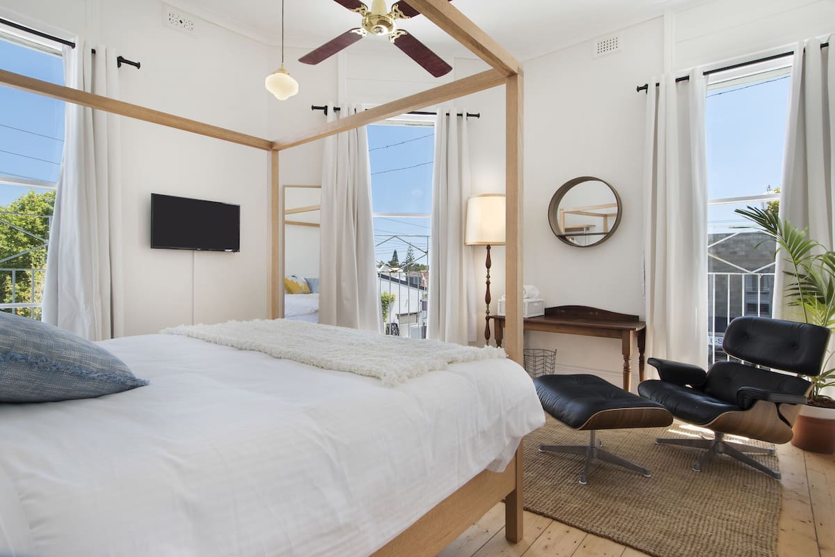The Corner - King Room (Shared Bathroom)