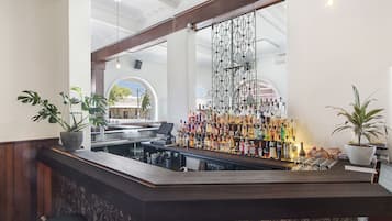 2 Bars/Lounges