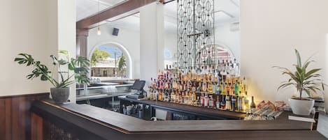 2 bares o lounges