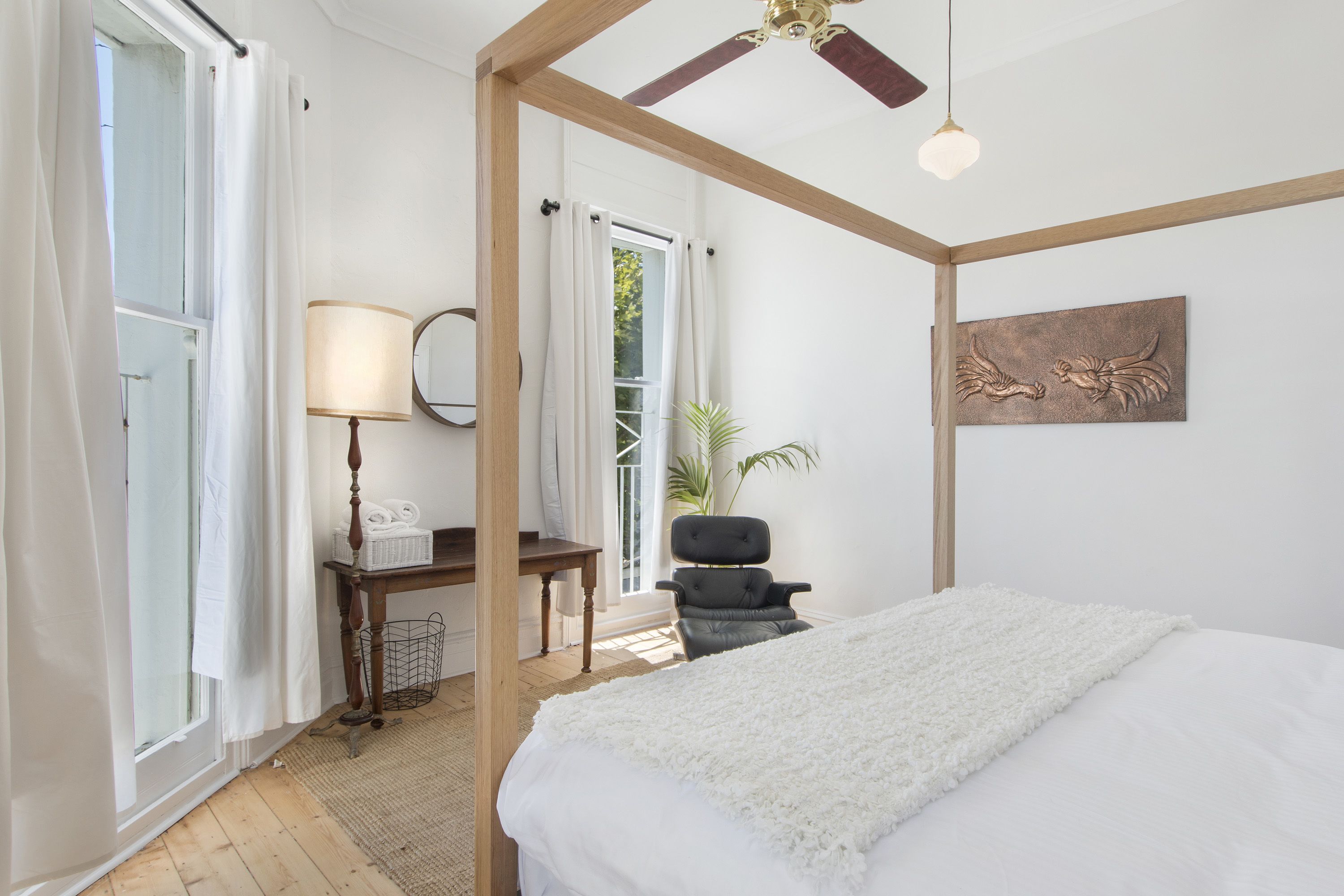 the corner - king room (shared bathroom) | individually decorated, cots/infant beds, free wifi, bed sheets