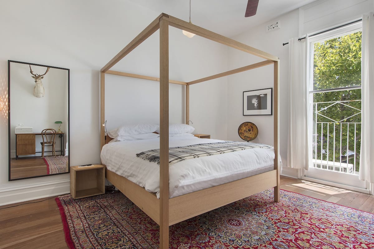 The Snug - King Room (Shared Bathroom)