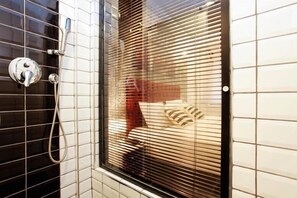 Douche, articles de toilette gratuits, sèche-cheveux, chaussons
