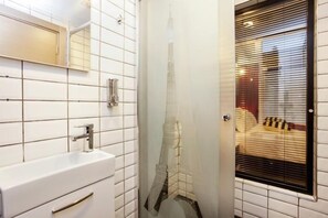 Shower, free toiletries, hair dryer, slippers - Taksim Doorway Suites (Istanbul)