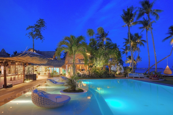 Outdoor pool, pool umbrellas, sun loungers
