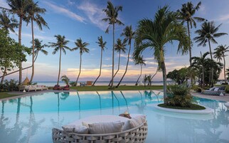 Ulkouima-allas, aurinkovarjoja, aurinkotuoleja