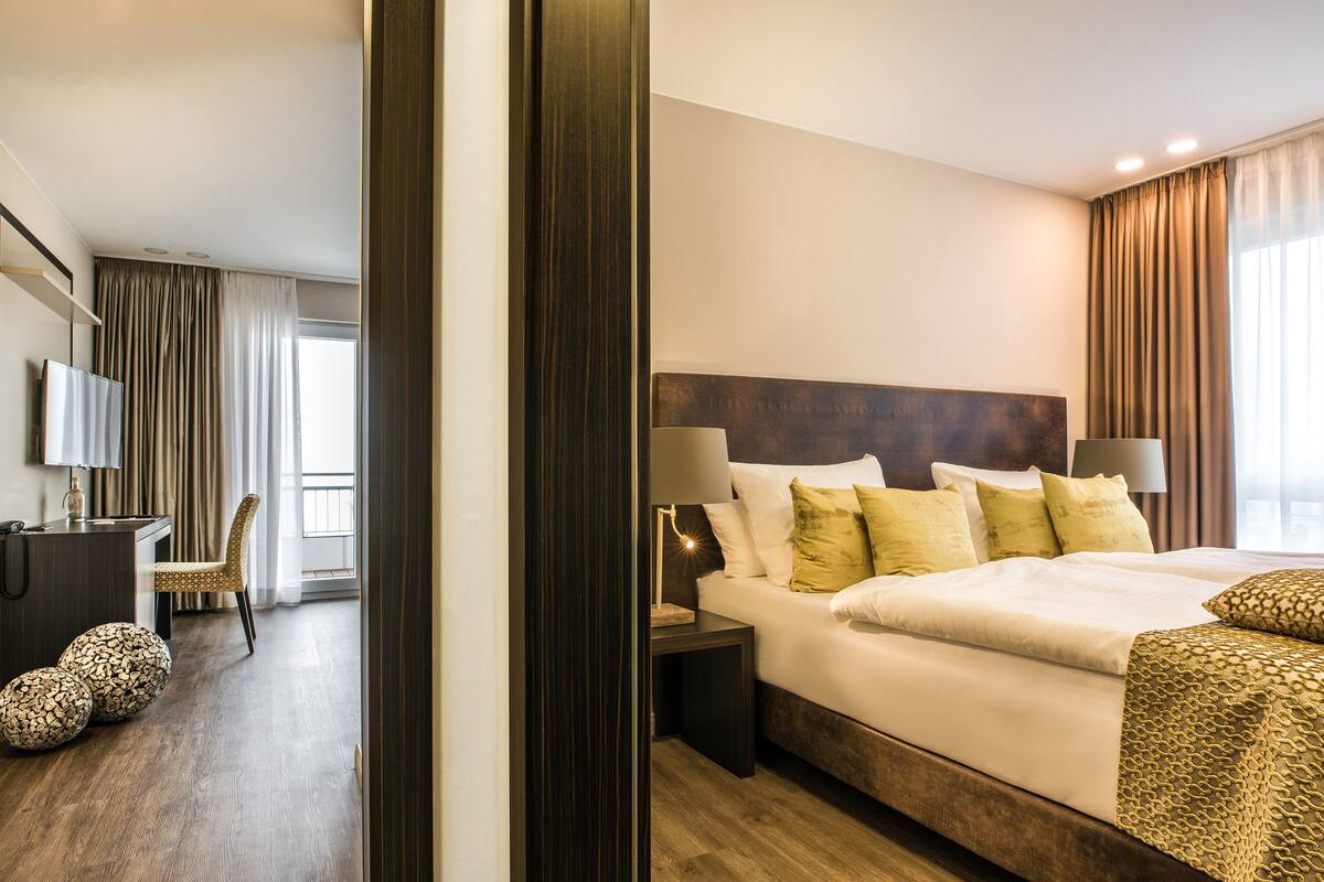 Comfort Suite | 1 bedroom, in-room safe, individually decorated, individually furnished