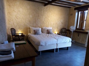 Kahden hengen superior-huone (kaksi sänkyä), näköala pihalle | Ilmainen Wi-Fi, vuodevaatteet