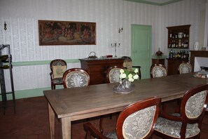 Breakfast, lunch, dinner served; French cuisine - Château Latour (Fours)